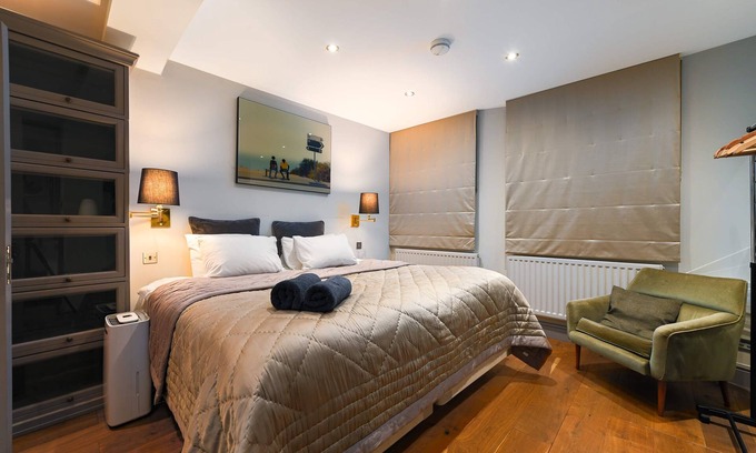 Weavers Apartment | Evelyn | 3BR Luxury Garden Home | Brick Lane & Shoreditch