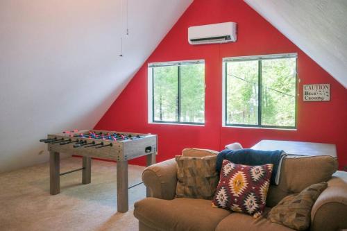 Dorrington House | Evergreen Dorrington Chalet - Family Fun & Game Rm