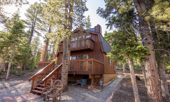 Meadow View Heights Cabin | Evergreen Escapes Cabin surrounded by Dixie National Forest