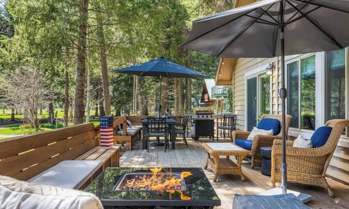 McCall Cabin | Evergreen · Golf Course Cabin! Pets, Bikes, Games, Firepit!