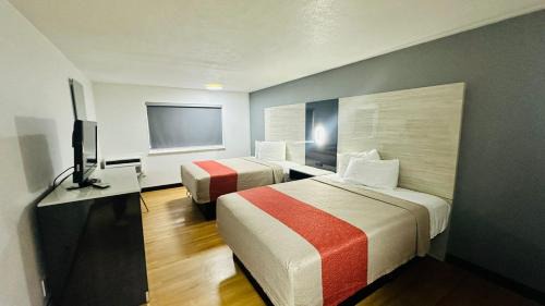 Madison South Hotel | Evergreen Inn & Suites Portland