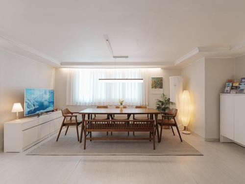 Gyeongnidan-gil Apartment | Everyday Fun Fun-3nights free pickup from Seoul station-3Room 6Bed 2Bath-Namsantower view-grill bbq