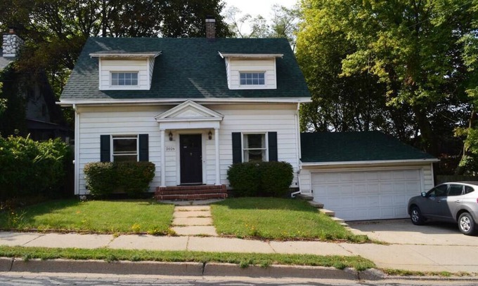 Kalamazoo House | Everyman's House in Westnedge Hill