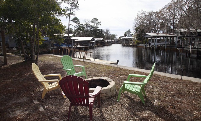 Suwannee House | Everything you need for a wonderful stay, deep fresh water canal in Suwannee.