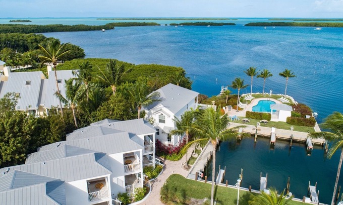 Islamorada Hotel | Everything You Need For The Perfect Vacation! 3 Sleek Units, Beachfront, Pool