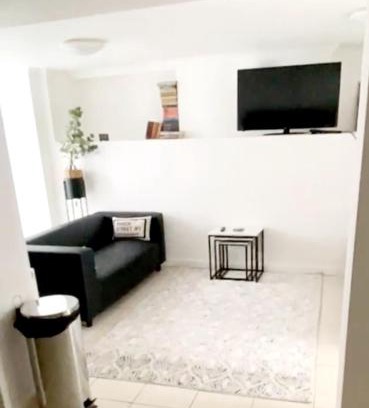 Gravesend Apartment | Evo B - Gravesend 1 Bedroom Flat 2 Min Walk to Station & Town Centre - longer stays available
