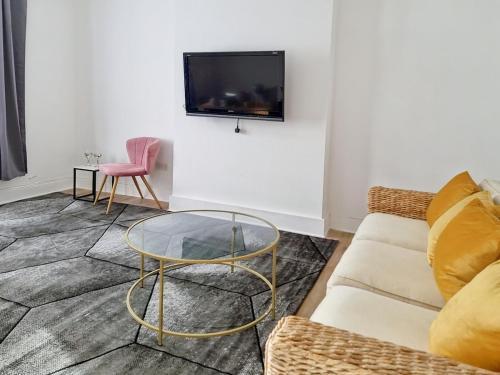 Gravesend Apartment | Evo Stays - 2 bedroom, 2 mins walk to Station