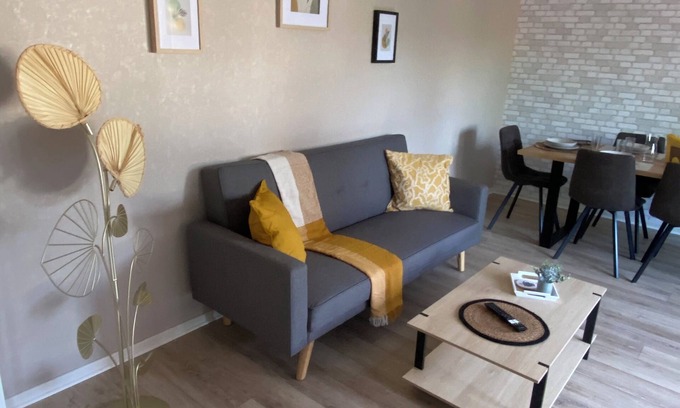 Les Aunettes Apartment | Evry Moon. 70m2, 2 Chambres, Parking. RER à 10 min à Pieds