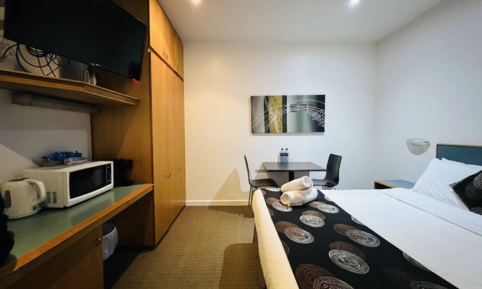 Adelaide Central Business District Apartment | Ex hotel studio ensuite room in city☑️
