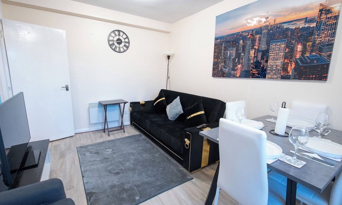 North Woolwich Apartment | Excel & City Airport Cozy 2BR with Workspace Near DLR