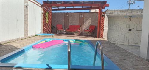 Maracana House | "Excelente Casa Pé na Areia com Piscina, Ampla Área de Lazer com Espaço Gourmet Externo, Deck Coberto com Churrasqueira e Cooktop, Cozinha Americana, Ampla Sala de Estar com Lindíssima Lareira, Smart TV 50", Wi-Fi e o Principal é muito Pertinho da Praia"