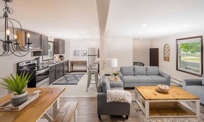 Ashwaubenon House | Excellence On Echo Lane Walk to Lambeau and Resch