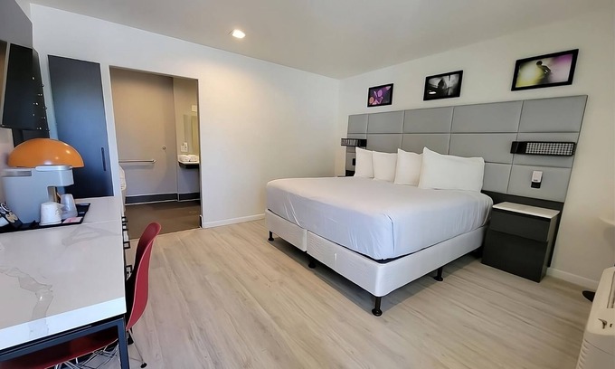 Newhall Resort | Excellent Choice! Minutes to Pruneridge Golf Club! With FREE Parking!