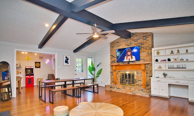 Garland House | EXCELLENT CUISINE area! Located in the heart of Garland.
