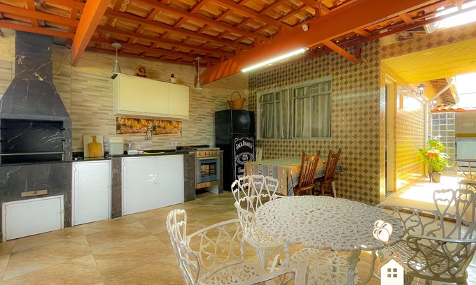 Jardim Sao Miguel House | Excellent house 5 minutes from Enseada Beach | Barbecue and Wi-Fi