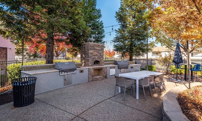 Roseville Apartment | Excellent Location! Garage Included. Long Stays.