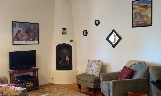 Taos Condo | EXCELLENT REVIEWS Beautiful Casa Paloma, Plaza, Hot Tub, Ski, QUIET!
