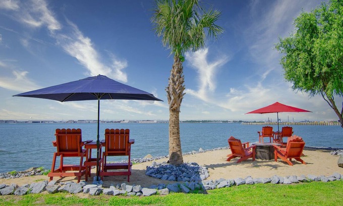 Willoughby Spit Villa | EXCEPTIONAL CARIBBEAN STYLE VILLA. UNPARALLELED WATER VIEWS. NON-STOP LUXURY.