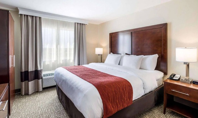 Bonner Springs House | Exceptional King Room with Finest Amenities