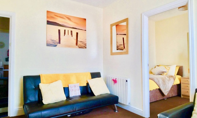 Retford Apartment | Exceptionally Spacious Top-Floor Flat on 2 Platforms-Dazzling Clean! Fun & Cosy!