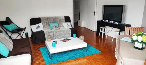 Rueil-Malmaison Apartment | EXCEPTIONNEL "A NOUS PARIS" ! Spacieux - Calme - Balcon - Wifi - Netflix - Parking