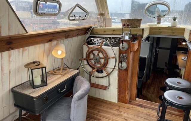Ouistreham Boat Rental | Exceptionnel bateau maison reine mathilde