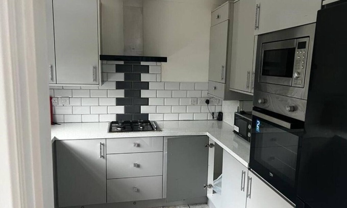 St. Andrew's House | Exciting 4 Bedroom Bungalow in Greater London Sleeps 6