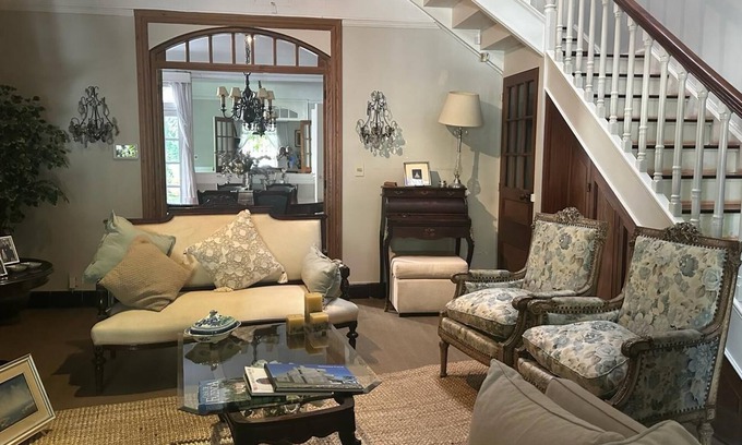 Pocitos Bed & Breakfast | Exclusiva Casa de Estilo en Barrio Tradicional de Montevideo, Jardin con Piscina