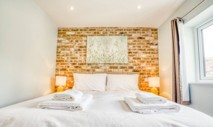 Lincoln Apartment | Exclusive 2 Bedroom Apartment Centrally Located in Lincoln Free Wifi Toiletries and Hairdryer
