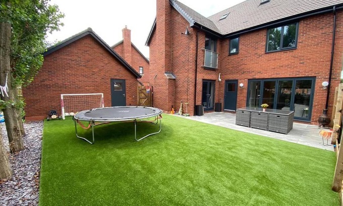 Atherstone House | Exclusive 5 Bed Family House in Village Location