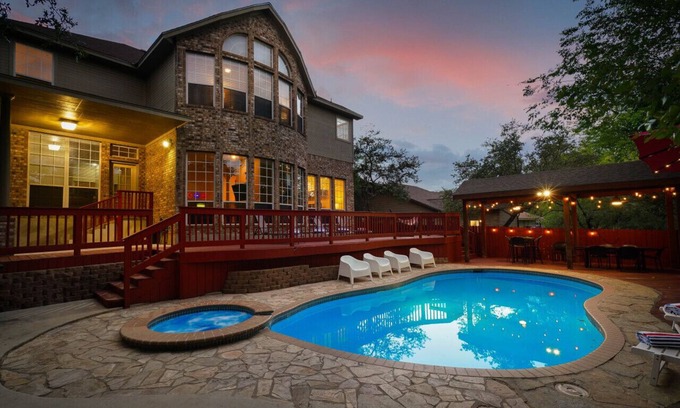 Vance Jackson House | Exclusive and modern - Hot tub, pool, game room