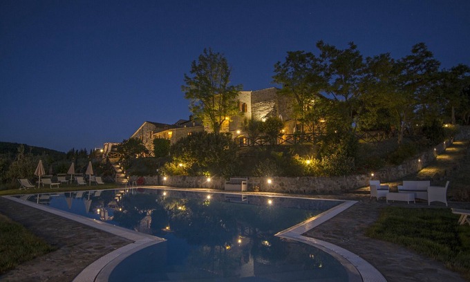 Castellina in Chianti Apartment | Exclusive Garden Place, View and Atmosphere
