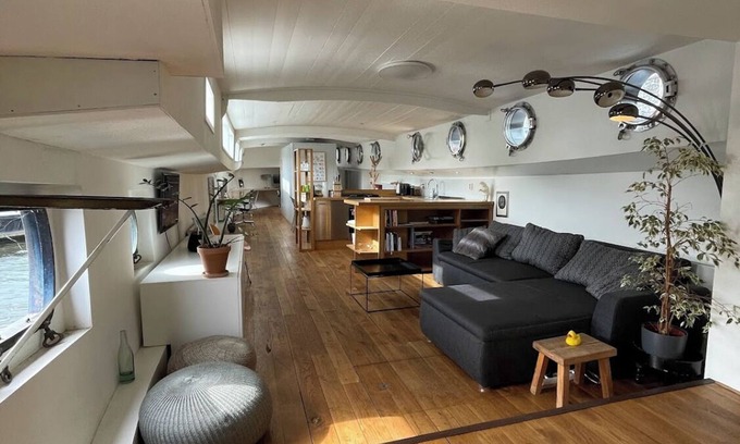 Amsterdam City Centre Boat Rental | Exclusive: Luxury Houseboat in the Amstel River!