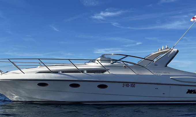 Le Suquet Boat Rental | Exclusive stay on a yacht in the old harbour in the center of Cannes