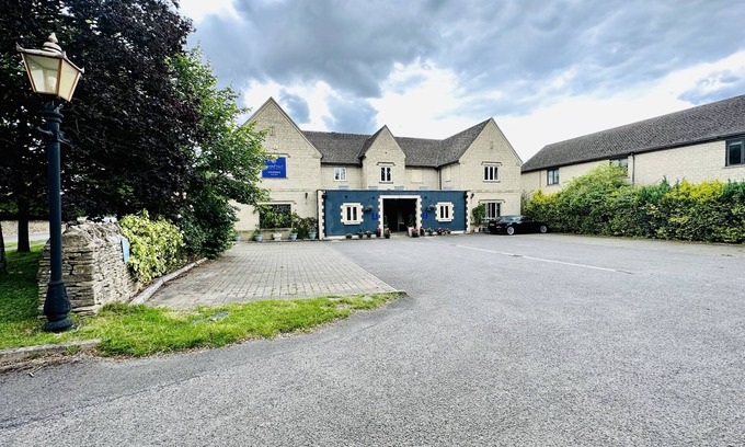 Long Hanborough Bed & Breakfast | Exclusive use of a 12 Bedroom Property - Sleeps 24nPerfect for Groups & families