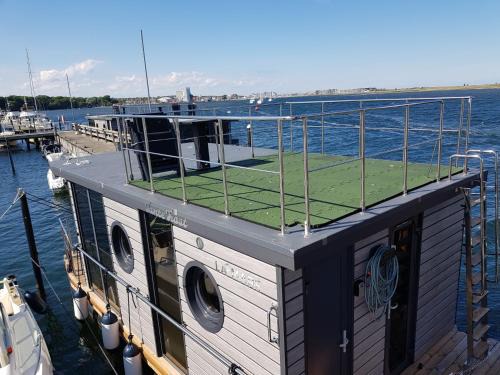 Ortmuhle Boat Rental | exclusives Hausboot "Tante Trost"