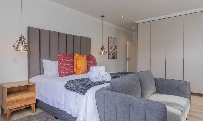 Westcliff Cottage | Executive 1-bedroom cottage in Hermanus with AC and kitchen.