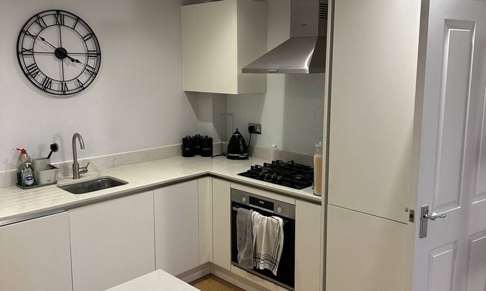 Epsom Apartment | Executive Apartment in sought after Surrey Town. Pet Friendly