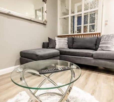 Swindon Apartment | EXECUTIVE APARTMENTS free on-site parking, 2 en-suites, sleeps 4,