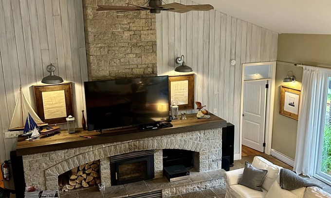 Baysville House | Executive cottage charm on Lake of Bays near Baysville sleeps eight