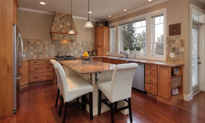 Dilworth Mountain Estates House | Executive Dilworth Mountain Home Backing onto Parkland