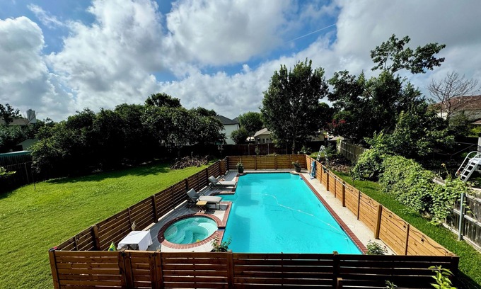 Round Rock House | Executive family home with entertainers yard with private pool in North Austin