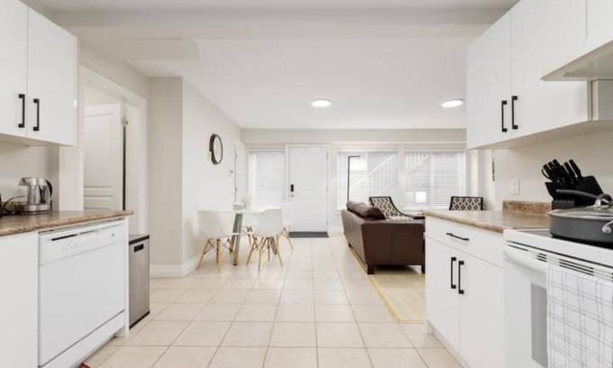 Fleetwood House | Executive Guest Suite in Surrey, BC