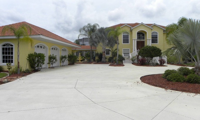Port Charlotte House | EXECUTIVE HOME, 4200 Canal/Shuffle Board/Games Room