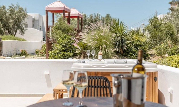 Plaka Apartment | Executive Jacuzzi Suite Garden View