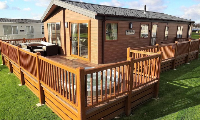 Tattershall Cabin | Executive Lodge with Hot Tub, 3 Bedrooms, 2 bathrooms at Tattershall Lakes
