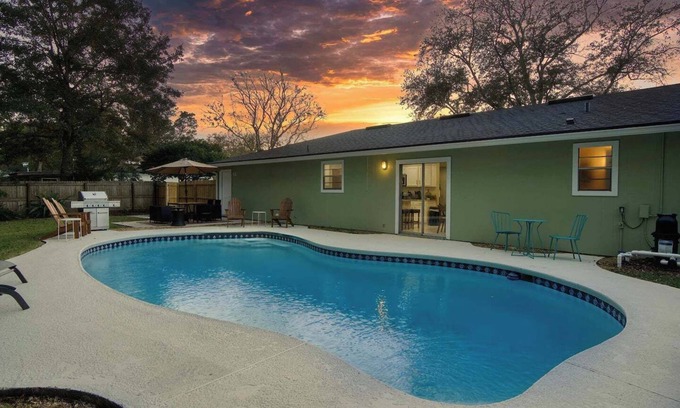 Southside House | ~Executive Pad Sleeps 12 Heated Pool & Boardroom~