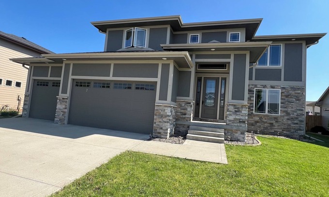 Waukee House | Executive Rental - Newer High End 6 BR Home in Waukee, Iowa