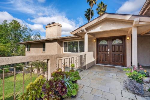 Mount Helix House | Executive Retreat by Cardo - Renovated, Spacious