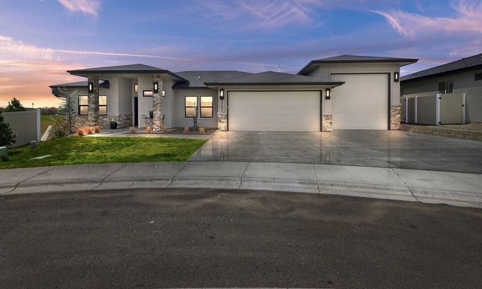 Southwest Ada County Alliance House | Executive Suite Home w Easy Freeway Access